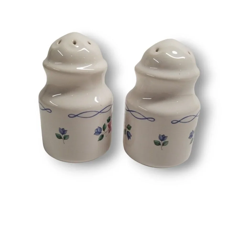 Pfaltzgraff Bonnie Brae Stoneware Salt Pepper Shakers Blue Pink Flowers USA S&P